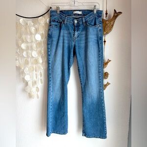 LEVI’S 529 Curvy Boot Cut Jeans. Size 8 SHORT.
